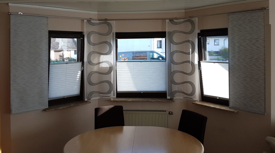 Flächenvorhang im Erkerfenster